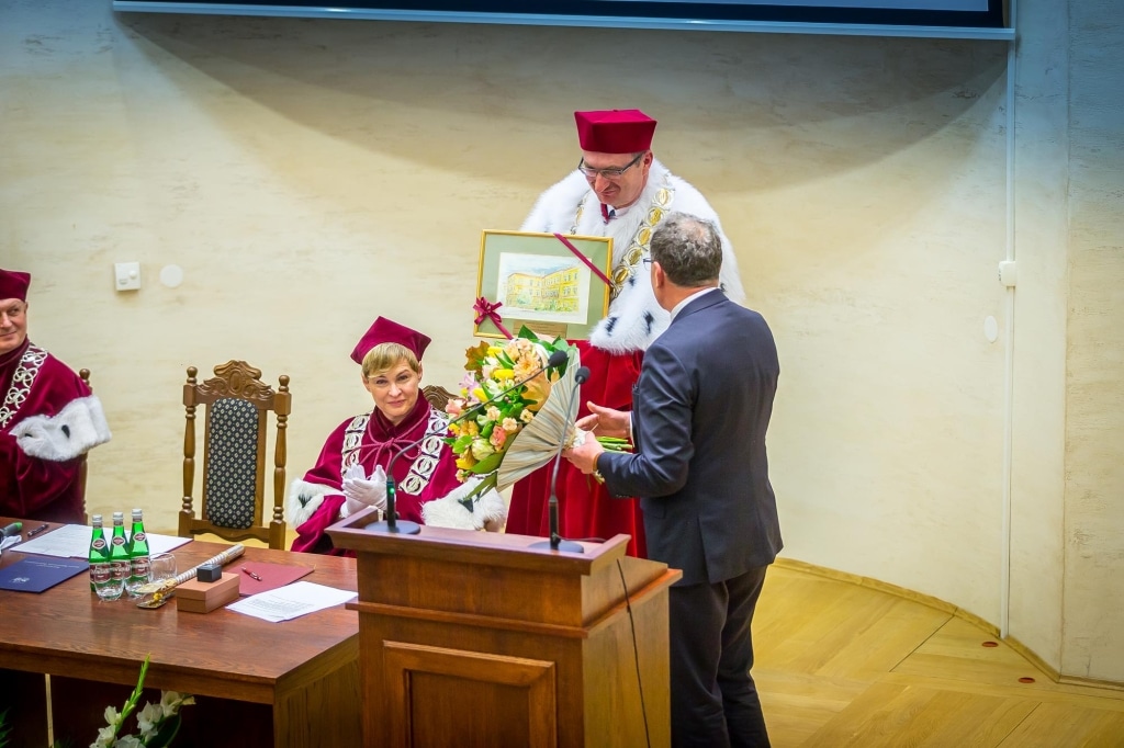 Inauguracja 2018/2019: wręczenie dyplomu i kwiatów na uczelni.