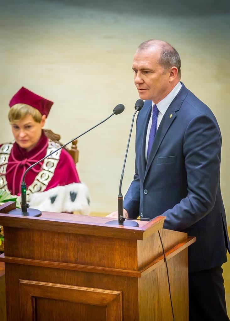 Inauguracja 2018/2019: mężczyzna w garniturze przemawia przy mównicy