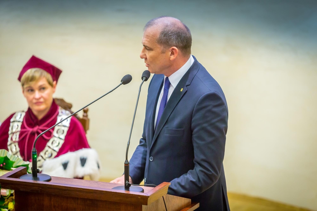 Mężczyzna w garniturze przemawia podczas Inauguracji 2018/2019