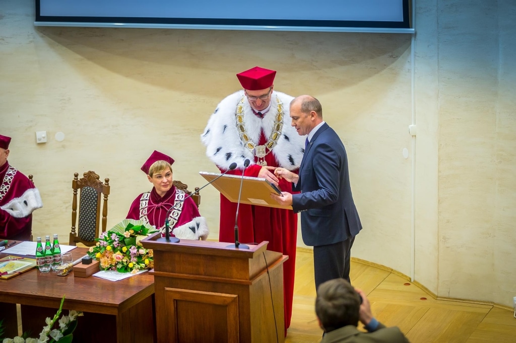 Inauguracja 2018/2019: wręczenie dyplomu na uroczystości akademickiej