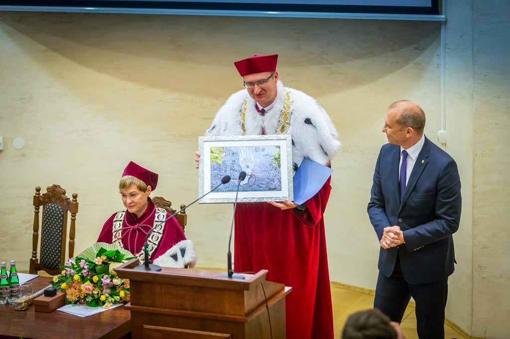 Inauguracja 2018/2019: wręczenie nagrody rektorowi
