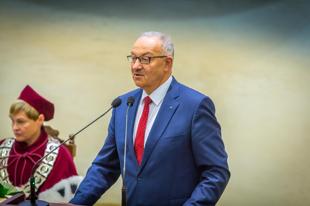 Profesor przemawia podczas Inauguracji Roku Akademickiego 2018/2019