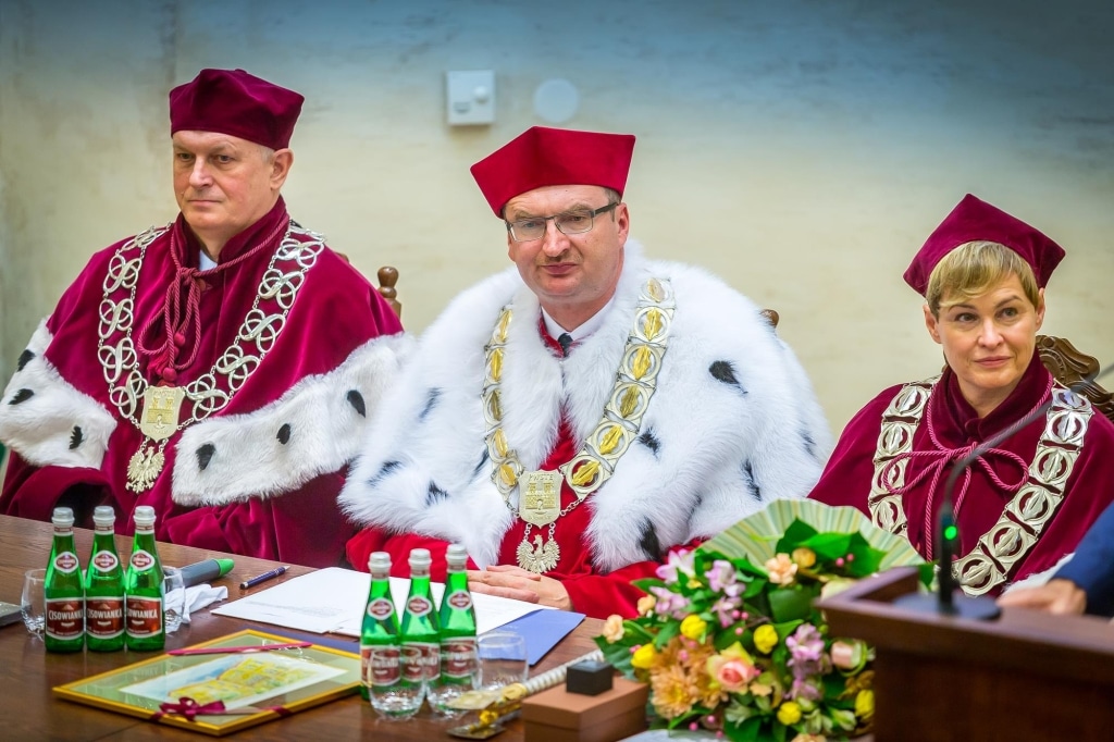 Inauguracja 2018/2019: Trzech profesorów w togach akademickich