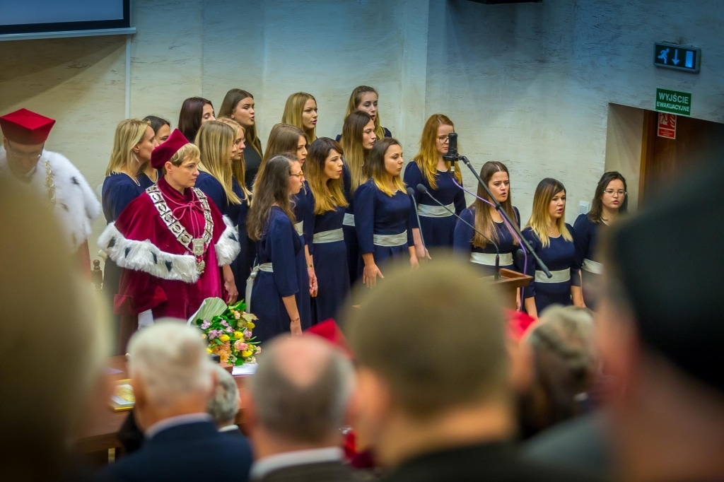Inauguracja 2018/2019: Chór akademicki w togach podczas uroczystości.