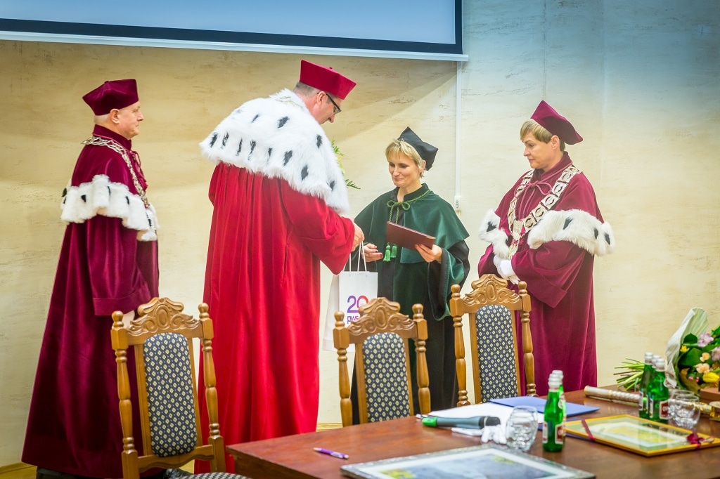Inauguracja 2018/2019: wręczenie dyplomu podczas uroczystości akademickiej