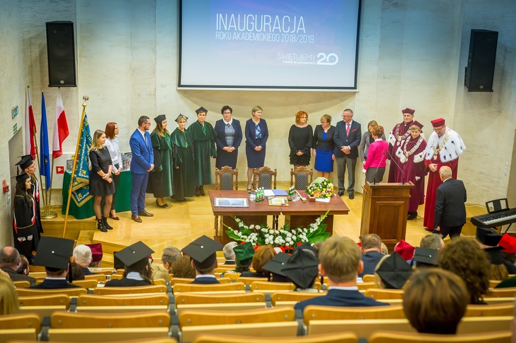 Uroczysta inauguracja roku akademickiego 2018/2019 z udziałem profesorów i studentów.