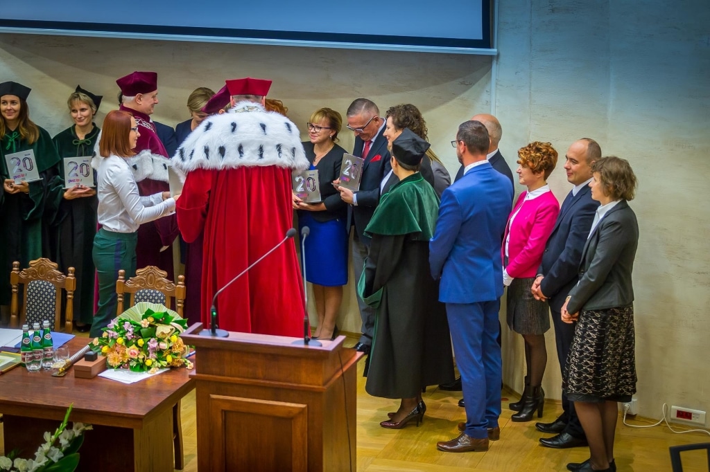 Inauguracja roku akademickiego 2018/2019: wręczenie nagród w togach.