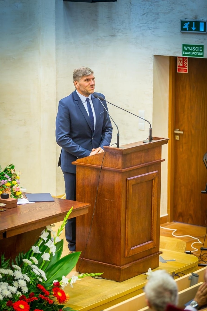 Mężczyzna w garniturze przemawia podczas inauguracji 2018/2019
