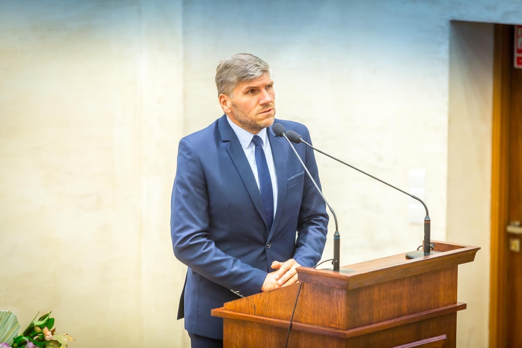 Mężczyzna w garniturze przemawia na inauguracji roku akademickiego 2018/2019