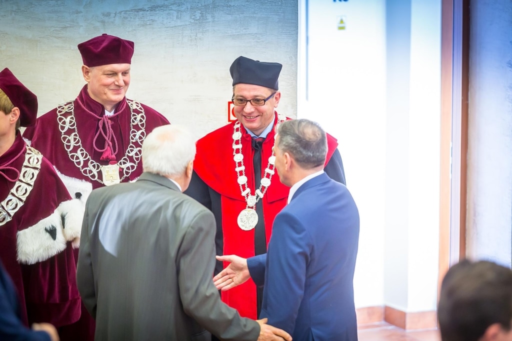 Inauguracja 2018/2019: Uroczyste powitanie profesorów w togach.