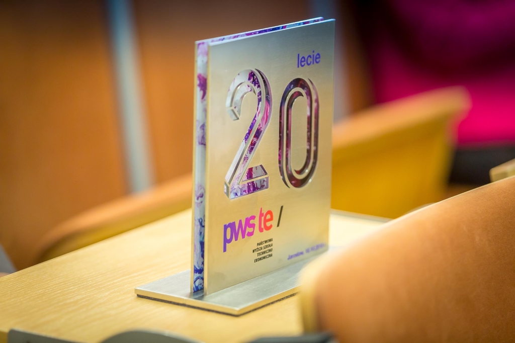 Pamiątkowa statuetka PWSZ "20 lecie" na inauguracji roku akademickiego