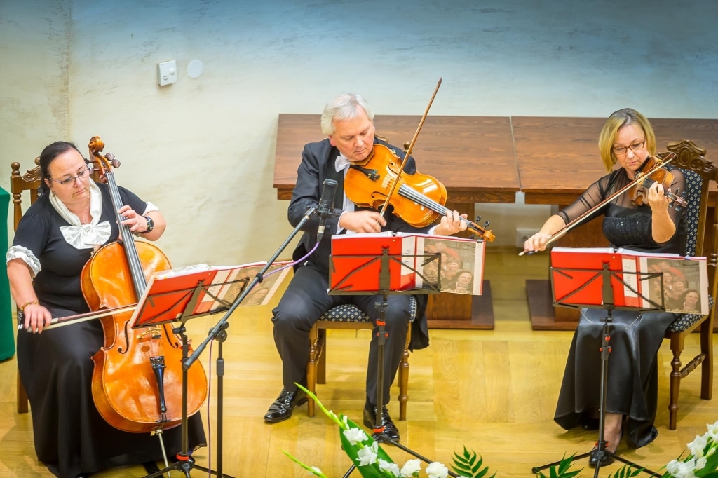 Muzycy grają na instrumentach smyczkowych podczas Inauguracji 2018/2019