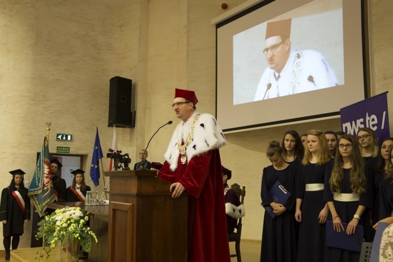 Inauguracja 2017/2018: Rektor przemawia w togach przed studentami