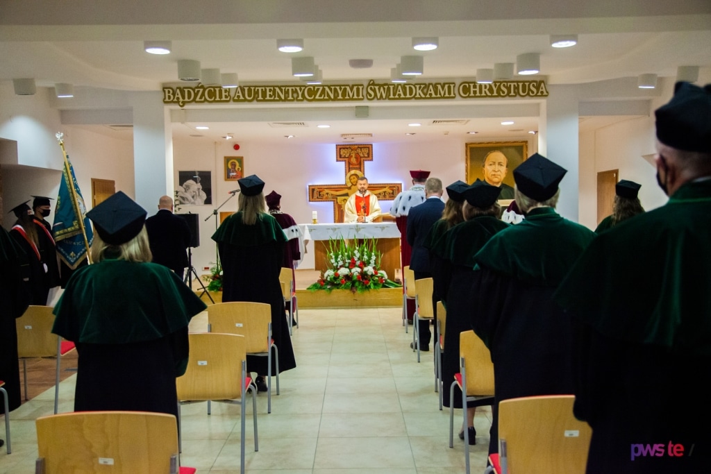 Inauguracja 2020/2021: ceremonia w togach akademickich przy ołtarzu