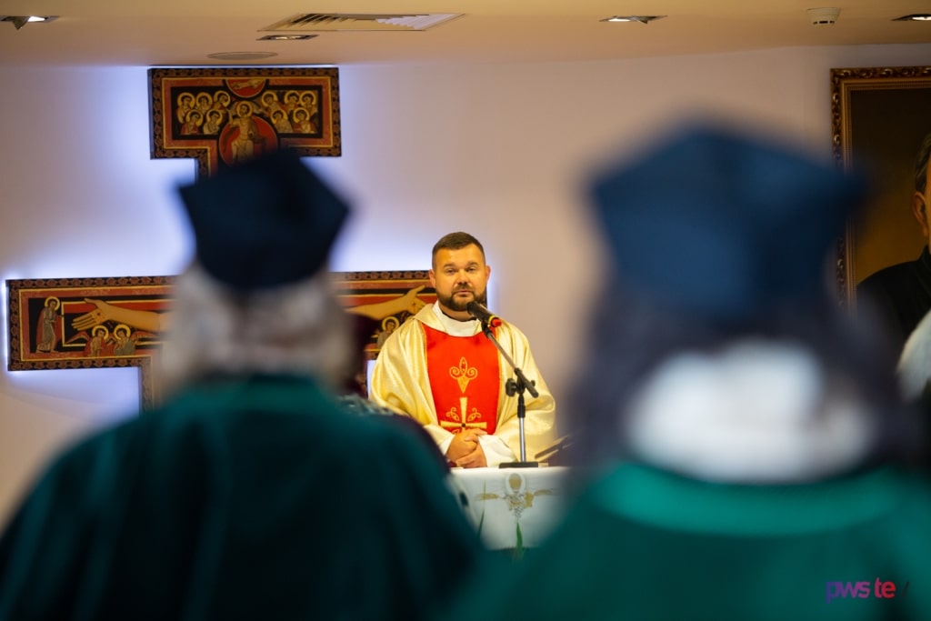 Uroczysta inauguracja roku akademickiego 2020/2021 z księdzem przy ołtarzu.