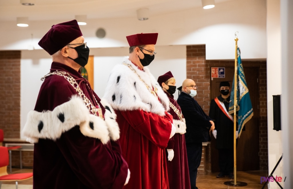 Uroczysta inauguracja roku akademickiego z profesorami w togach.