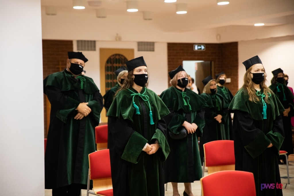 Inauguracja 2020/2021: absolwenci w togach podczas uroczystości