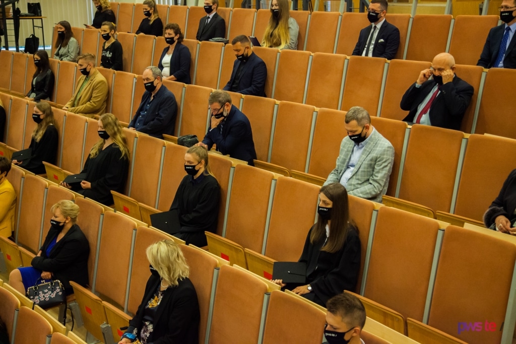 Uczestnicy inauguracji roku akademickiego 2020/2021 w salach wykładowych.