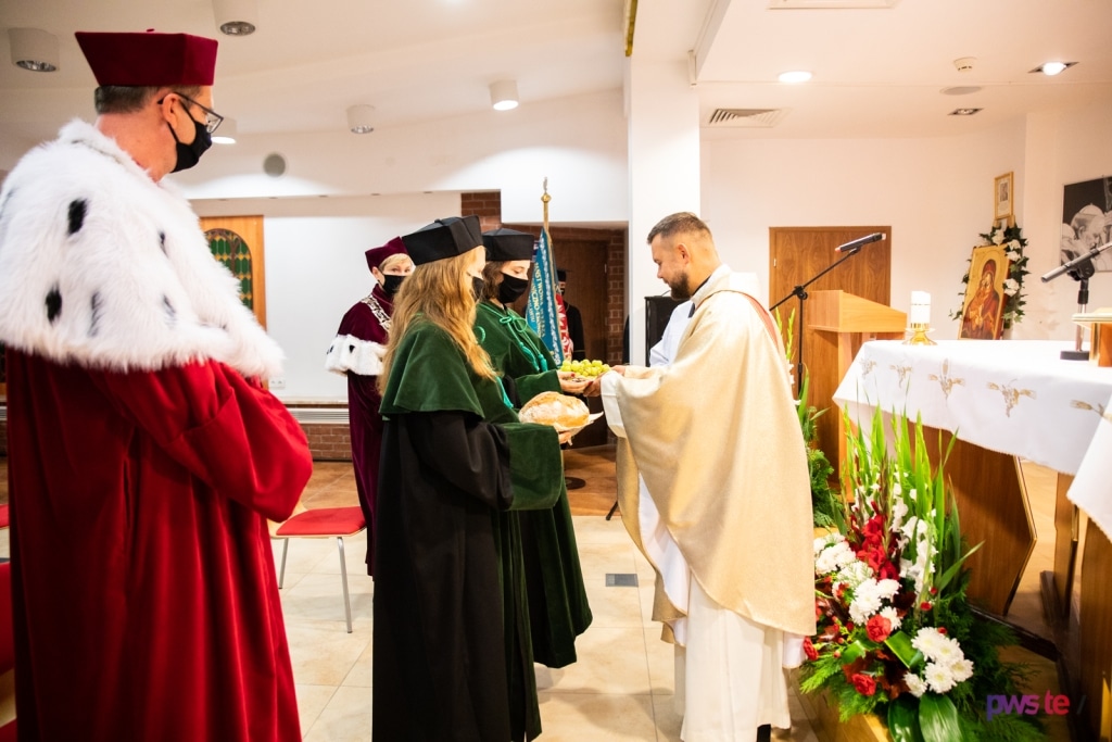 Uroczysta inauguracja roku akademickiego 2020/2021 z wręczaniem chleba.