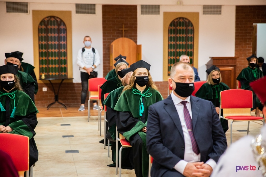 Uroczysta inauguracja roku akademickiego 2020/2021 z udziałem studentów w togach.