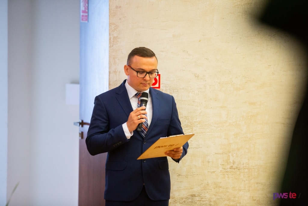 Mężczyzna w garniturze przemawia na inauguracji 2020/2021