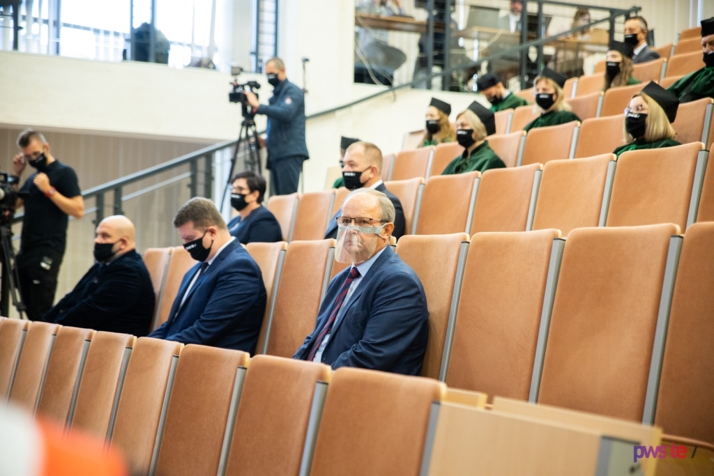 Uczestnicy inauguracji roku akademickiego 2020/2021 w maseczkach i przyłbicach