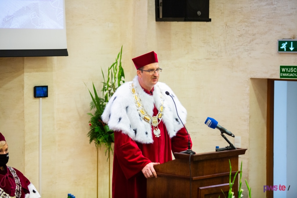 Profesor w todze i łańcuchu na Inauguracji Roku Akademickiego 2020/2021