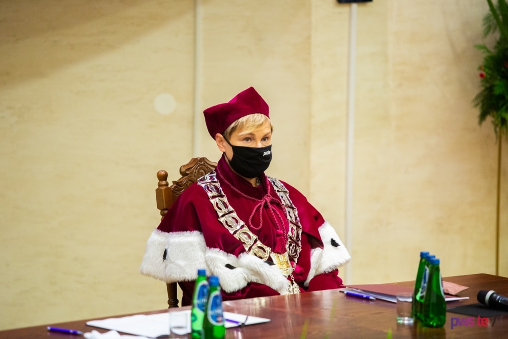 Profesor w todze i birecie podczas inauguracji roku akademickiego 2020/2021