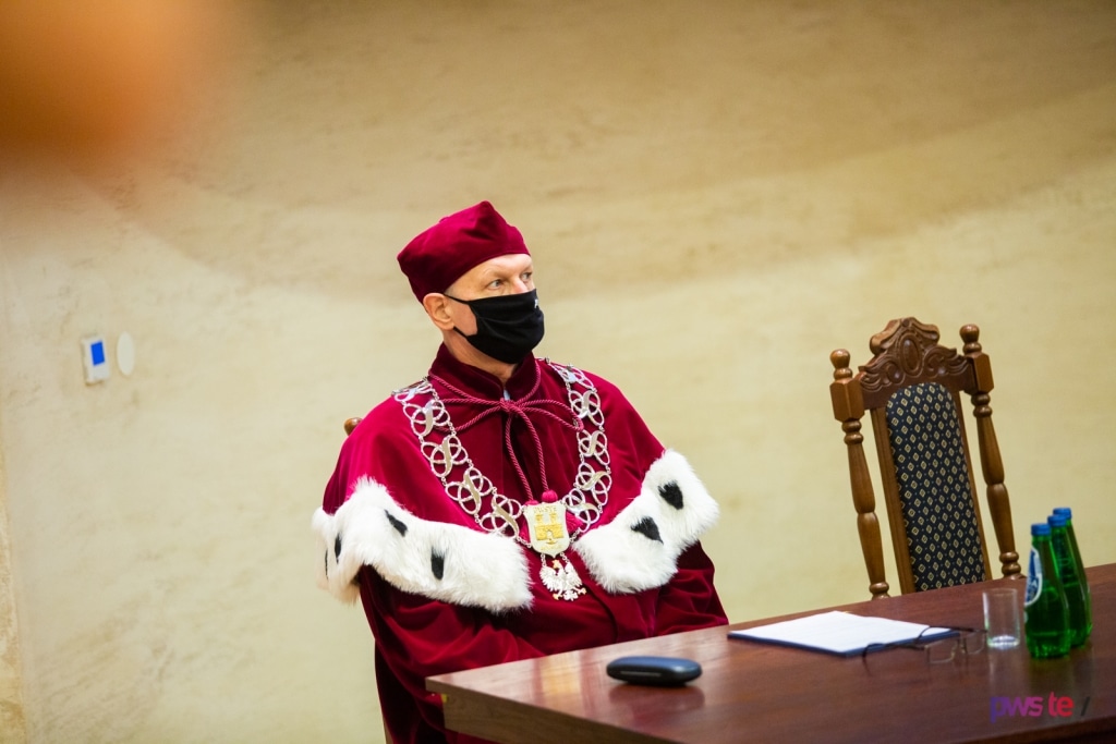 Profesor w todze podczas Inauguracji roku akademickiego 2020/2021