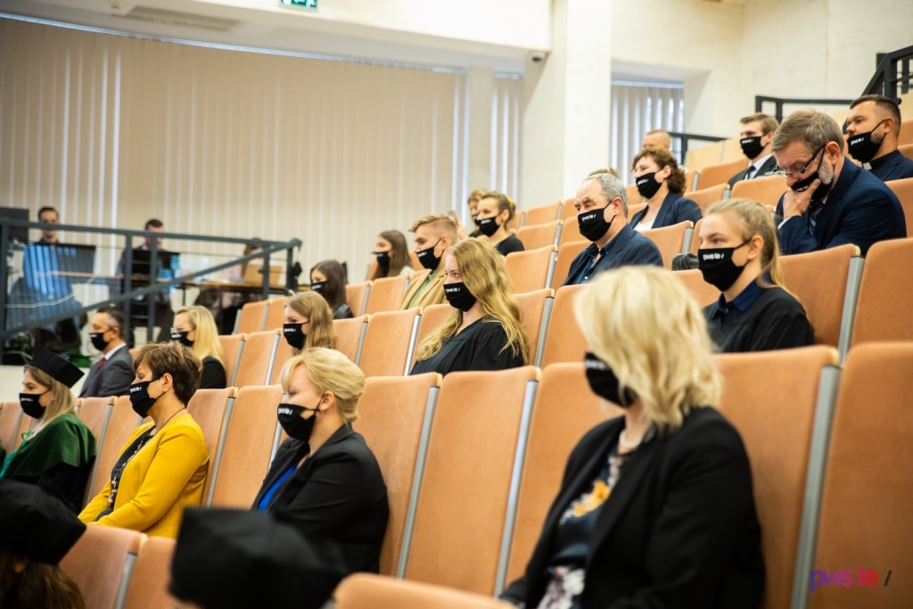 Uczestnicy w maskach na inauguracji roku akademickiego 2020/2021