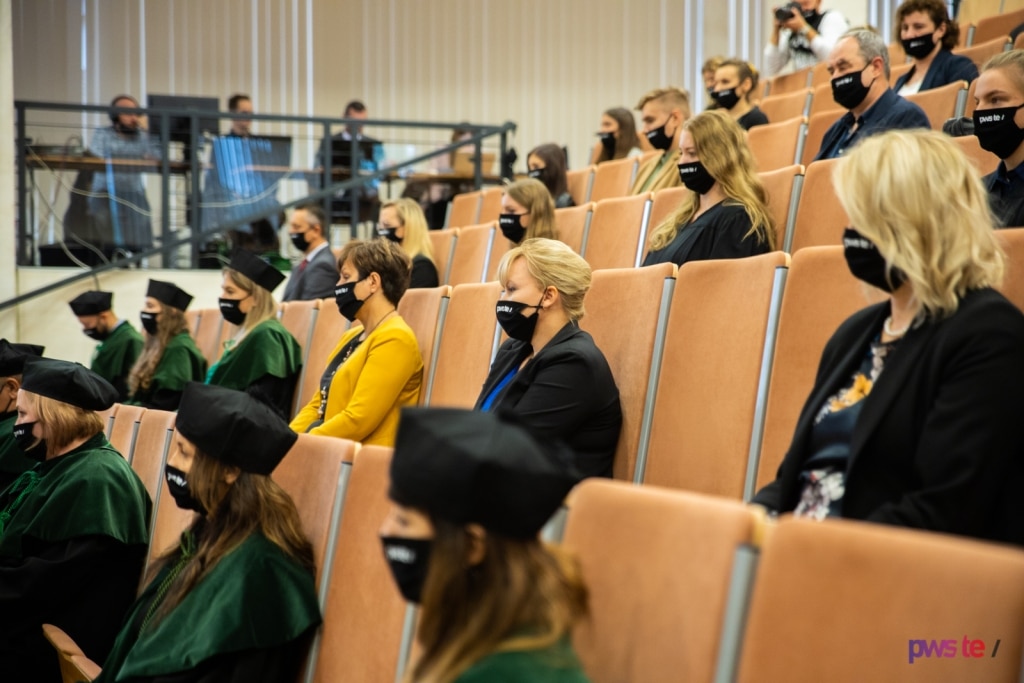 Uczestnicy inauguracji roku akademickiego 2020/2021 w togach.