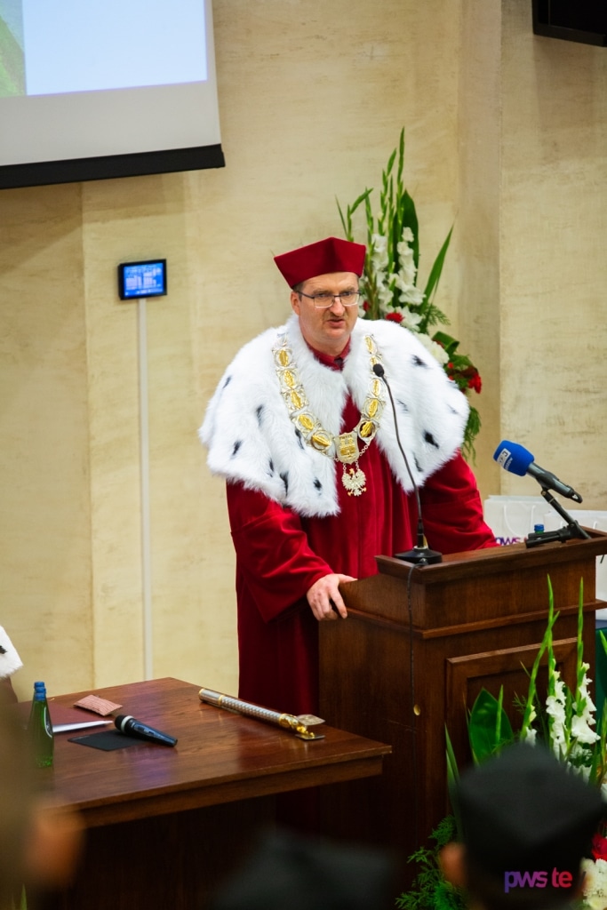 Rektor w todze podczas Inauguracji Roku Akademickiego 2020/2021