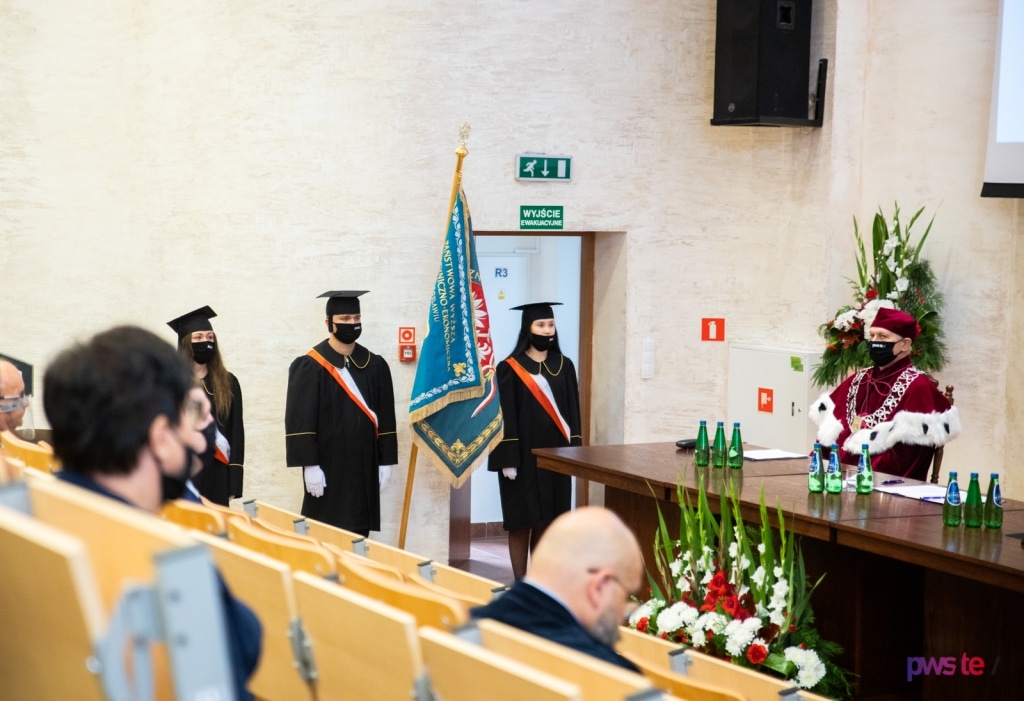 Inauguracja 2020/2021: studenci w togach i rektor podczas uroczystości.