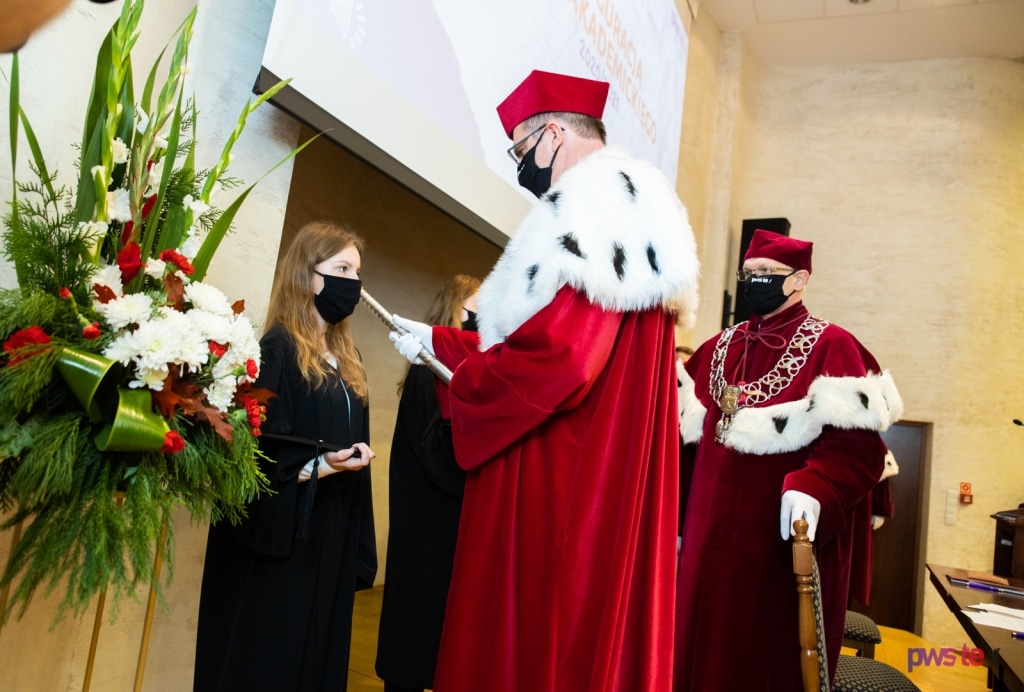 Inauguracja roku akademickiego 2020/2021: wręczenie insygniów w togach.