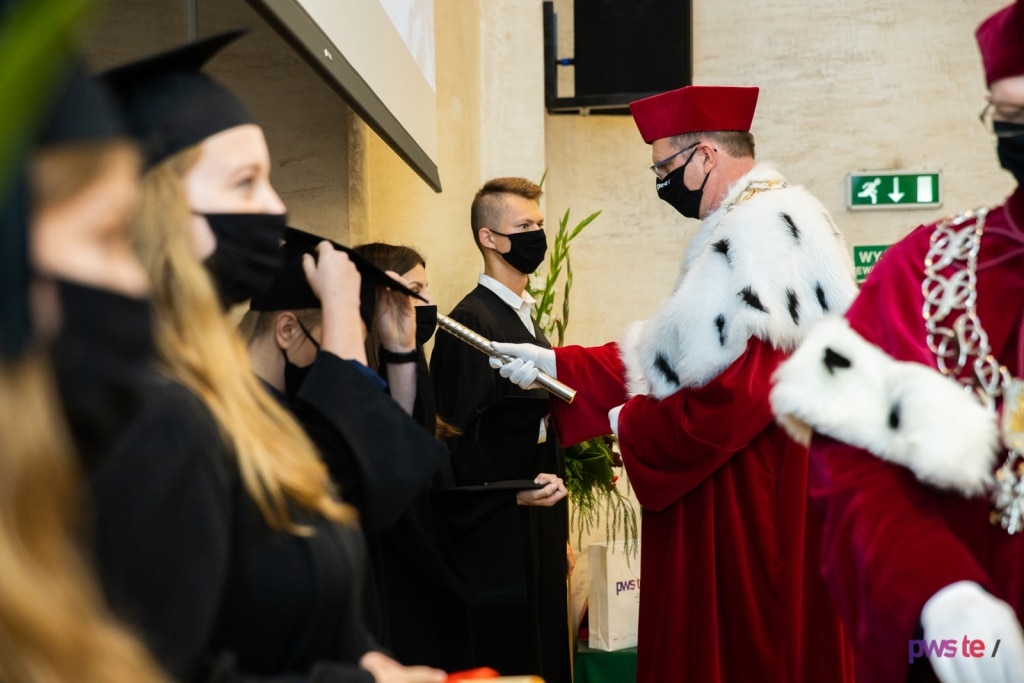 Inauguracja 2020/2021: wręczenie dyplomu absolwentowi w todze.