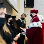 Inauguracja 2020/2021: wręczenie dyplomów podczas uroczystości akademickiej.