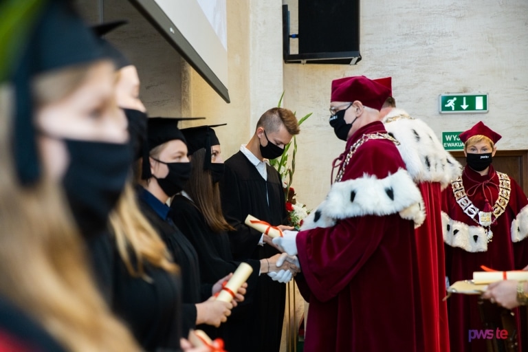 Inauguracja 2020/2021: wręczenie dyplomów podczas uroczystości akademickiej.
