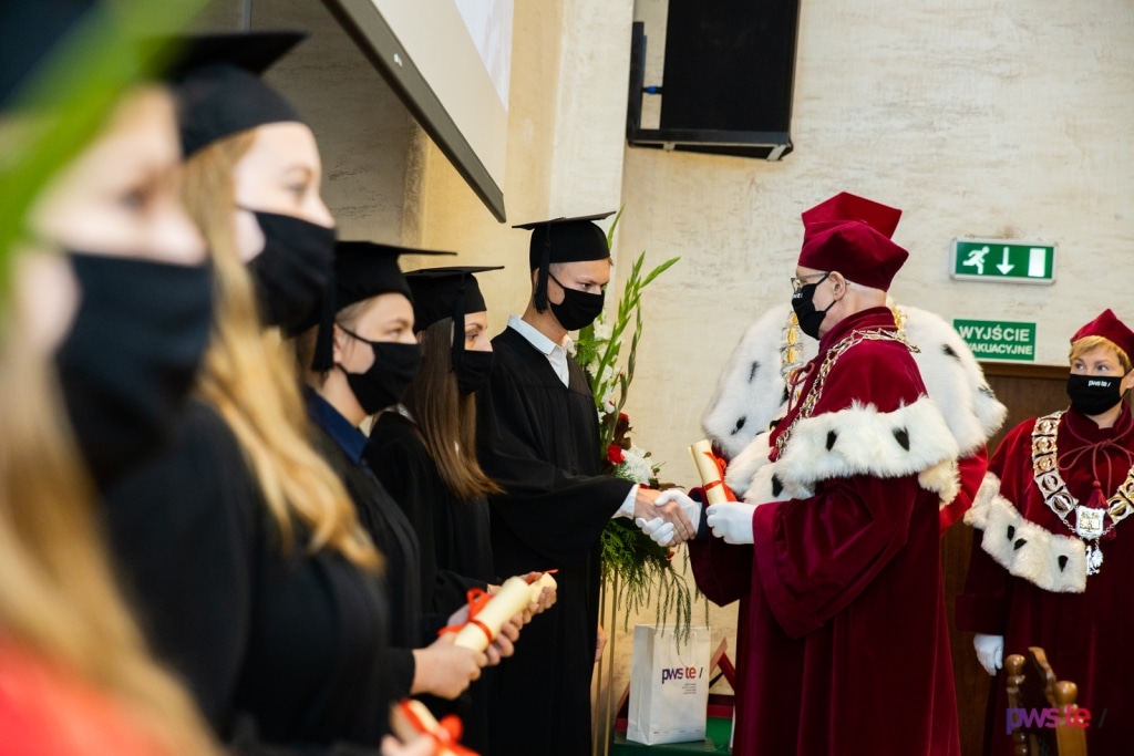Inauguracja 2020/2021: wręczenie dyplomów podczas uroczystości akademickiej