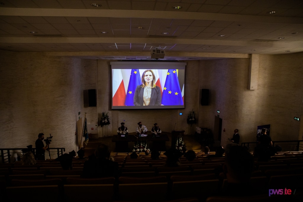 Inauguracja roku akademickiego 2020/2021 PWSZ, przemówienie na ekranie.
