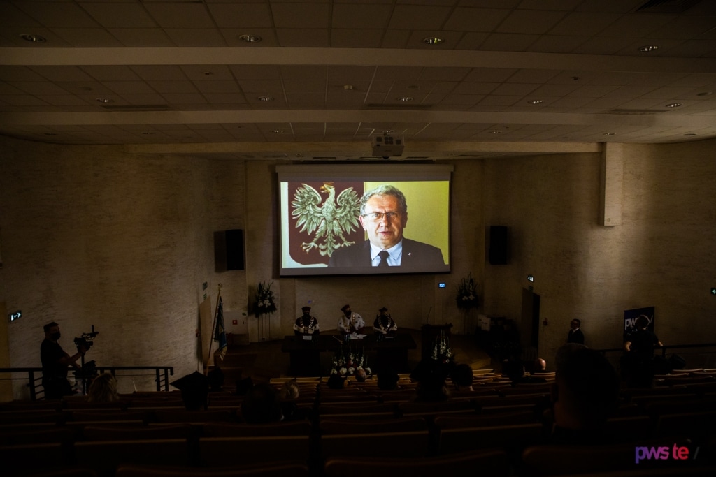 Inauguracja 2020/2021: mężczyzna przemawia na ekranie, godło Polski