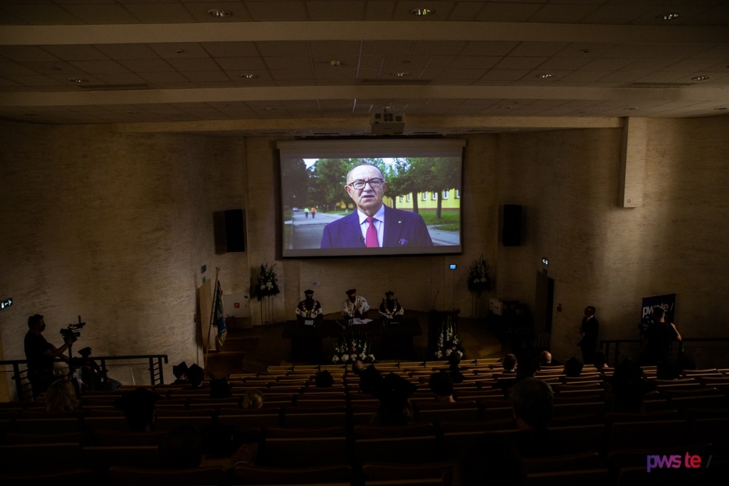 Uroczysta inauguracja roku akademickiego PWSZ 2020/2021 z przemówieniem na ekranie.