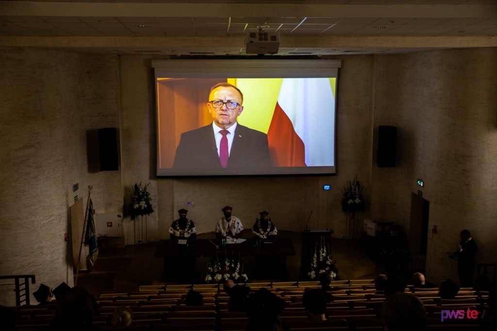 Inauguracja 2020/2021: przemówienie na ekranie podczas uroczystości.