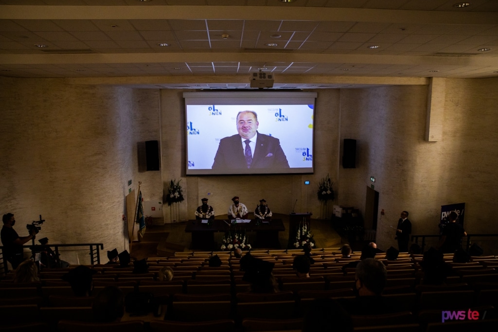 Inauguracja 2020/2021: przemówienie online na ekranie w sali wykładowej