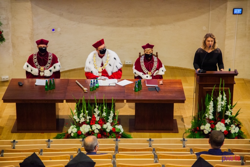 Inauguracja 2020/2021: Rektor i profesorowie w togach na uroczystości