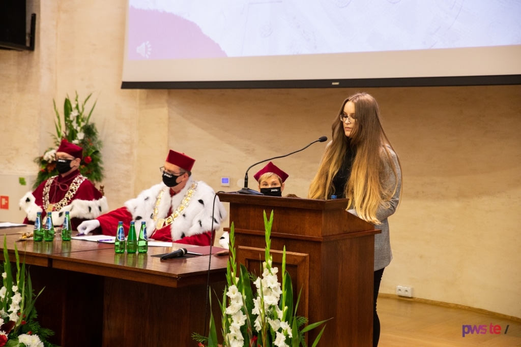 Inauguracja 2020/2021: przemówienie studentki przed dostojnikami w togach