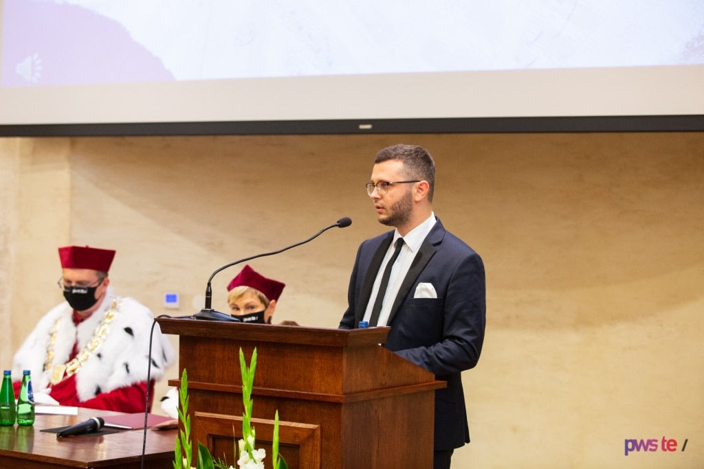 Inauguracja 2020/2021: Mężczyzna przemawia przy mównicy