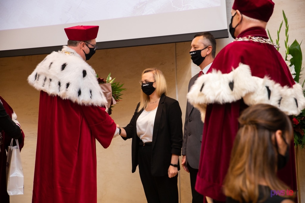 Inauguracja 2020/2021: wręczenie dyplomu podczas uroczystości akademickiej
