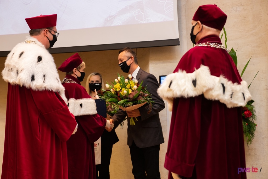 Inauguracja 2020/2021: wręczenie kwiatów podczas uroczystości akademickiej
