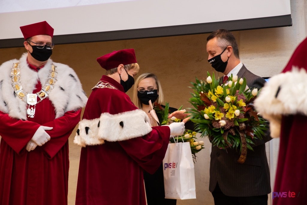 Inauguracja 2020/2021: wręczenie kwiatów podczas uroczystości akademickiej.