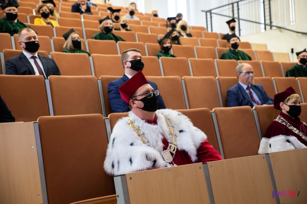 Inauguracja 2020/2021: Uczestnicy w togach siedzą w audytorium